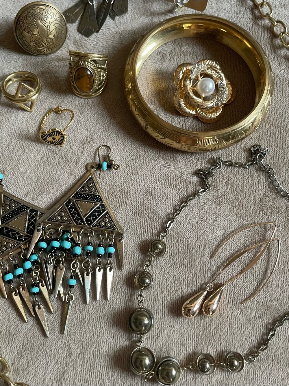 Lot of gold tone fashion jewelry and cat pouch . - Picture 6 of 16
